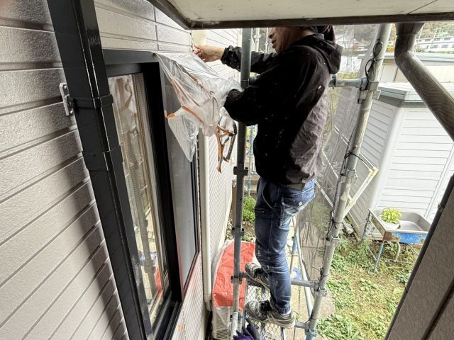 伊那市H様邸_養生を剥がす職人