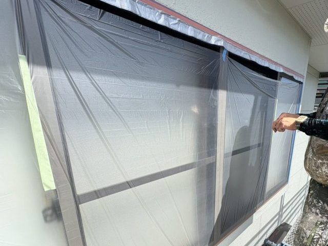 高森町N邸_養生作業中の職人