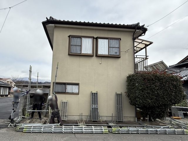 飯田市I邸_足場を組む作業員