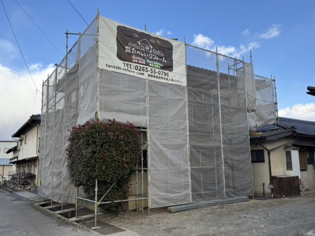 飯田市I邸_足場に看板シートを取り付けて完成