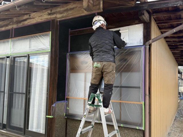 飯田市の外壁塗装工事のうち、砂壁の再塗装のようすです