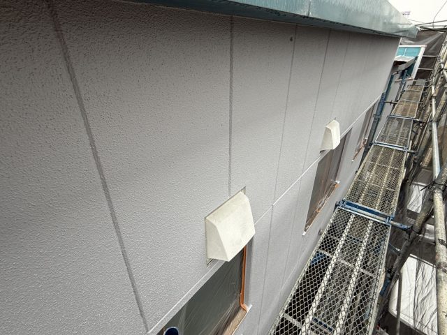 飯田市T邸_上塗りの済んだ外壁と換気フード
