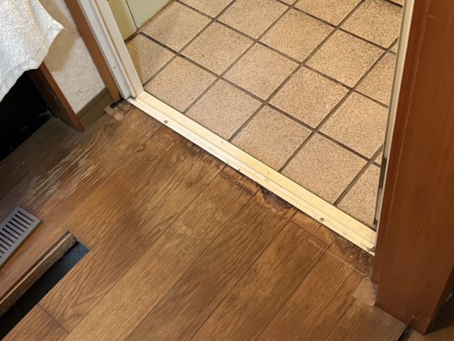 下條村A邸_洗面室と浴室の境