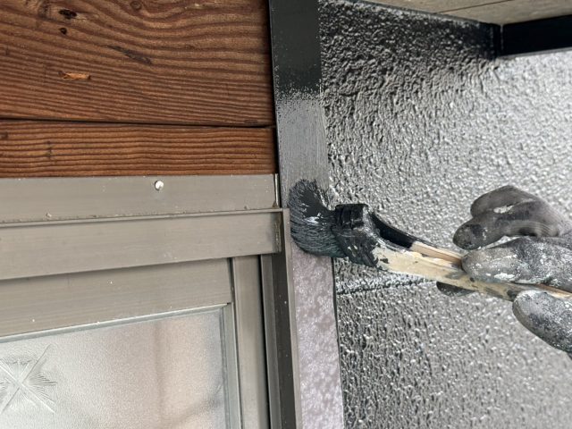 伊那市M邸_サッシ廻りを刷毛で塗装