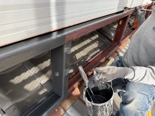 伊那市の中古住宅にて、鉄骨やトタン屋根などの付帯部塗装をご紹介します