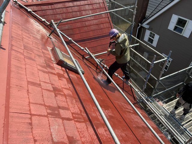 飯田市S邸_屋根足場を使って洗浄をする作業員