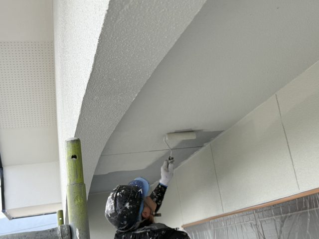 伊那市K邸_ベランダ下の軒天塗装中