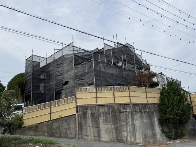 高森町でモルタル外壁の塗装工事が始まります。塗装に入るまでの工程をご紹介