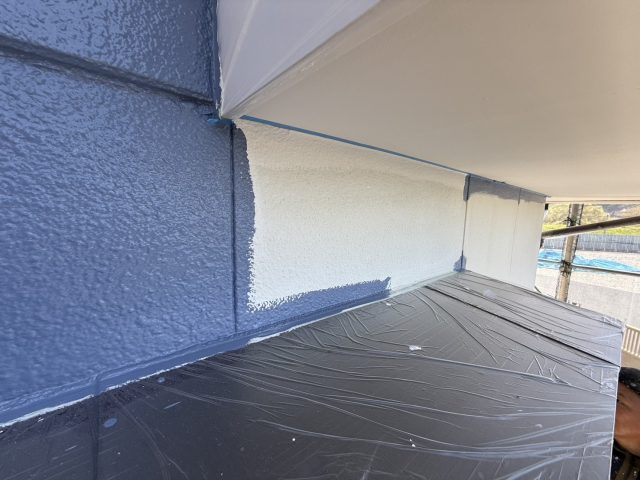高森町N邸_中塗り途中の外壁