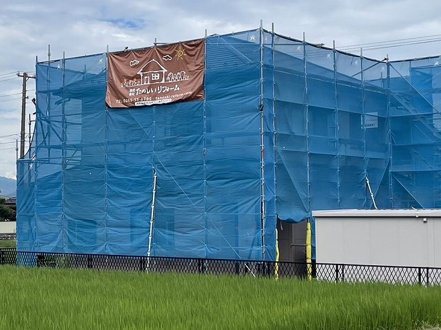 上伊那郡宮田村：外壁と屋根の塗装工事のための足場設置完了状況