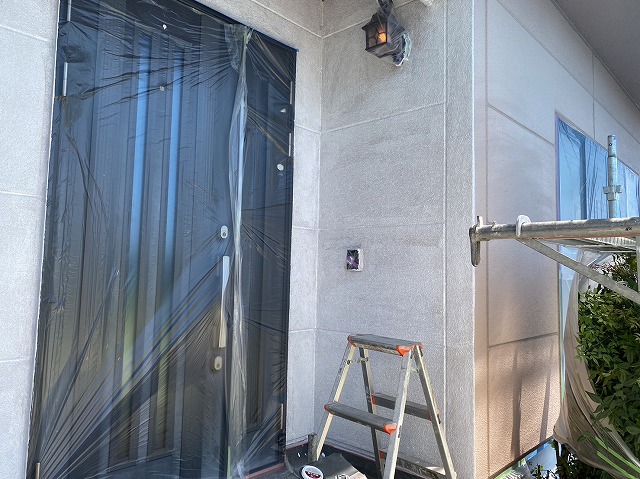 上伊那郡宮田村：玄関周辺にエピテックフィラーAEを使った下塗りが完成