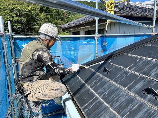 伊那市：スレート屋根の棟板金際にハケで下塗り