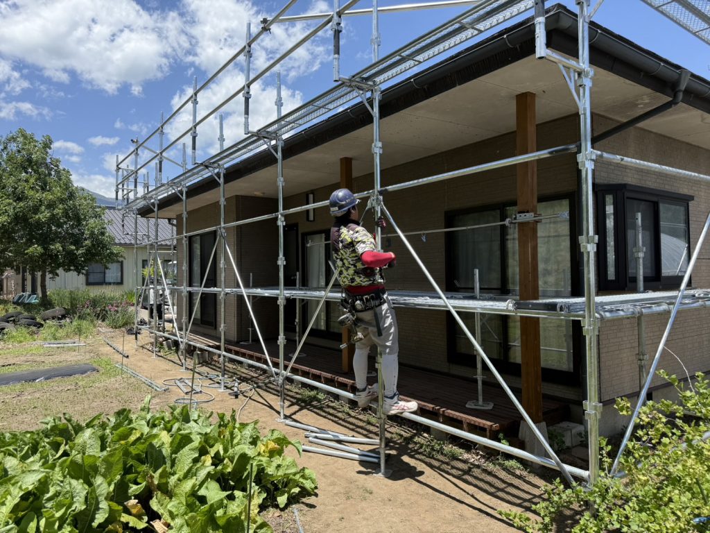 平屋住宅の足場組立作業