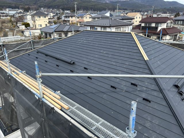 箕輪町S邸_屋根カバー-棟板金施工中