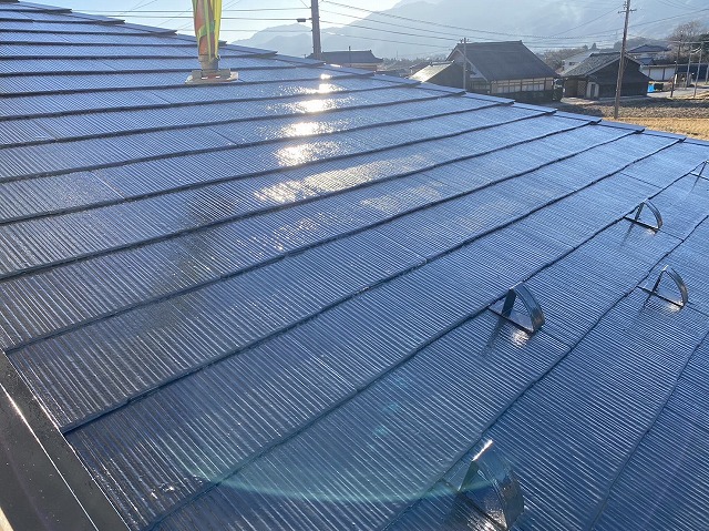 伊那市のスレート屋根塗装工事にてタスペーサーの設置とシャネツテックによる仕上げ塗装