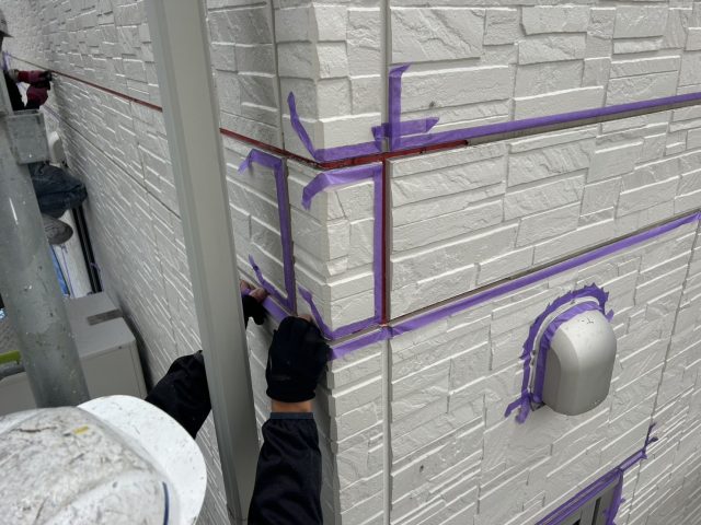 飯田市O邸_既存のコーキングを撤去し、マステで養生をします