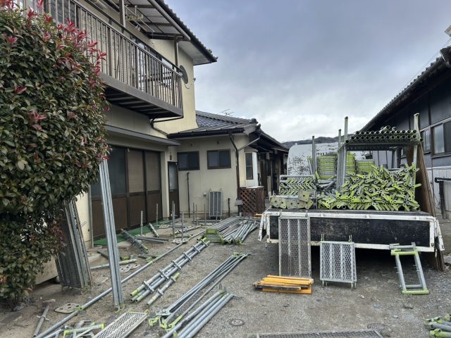 飯田市の築27年になるお宅の塗装工事に際し、足場の組立てが始まりました