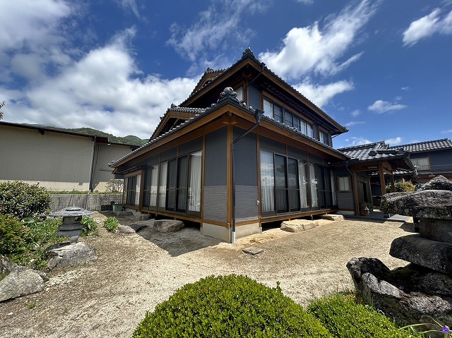 庭の緑に映える和風住宅