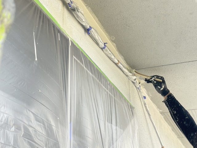 伊那市K邸_刷毛で外壁中塗り