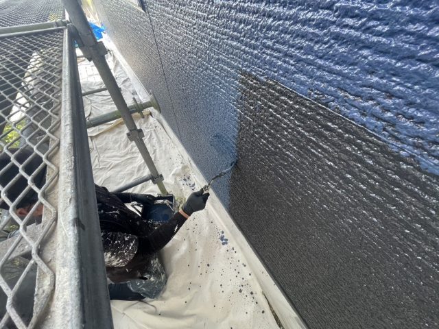 駒ヶ根市I邸_外壁上塗り中の職人