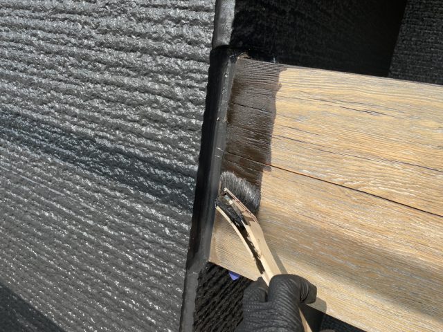 駒ヶ根市I邸_刷毛で木部塗装中