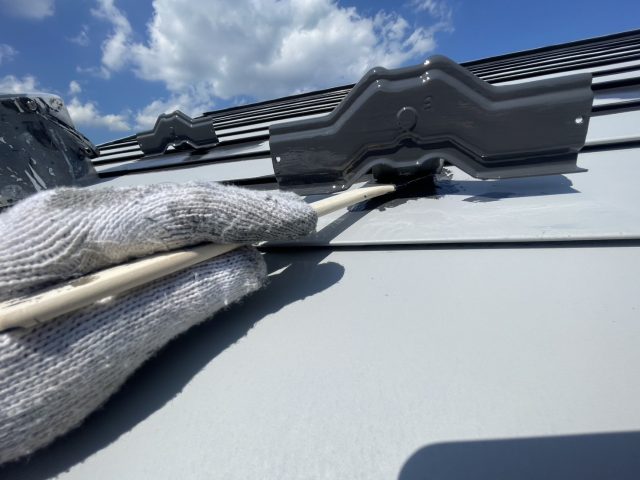 伊那市K邸_ハケで細かいところを中塗り