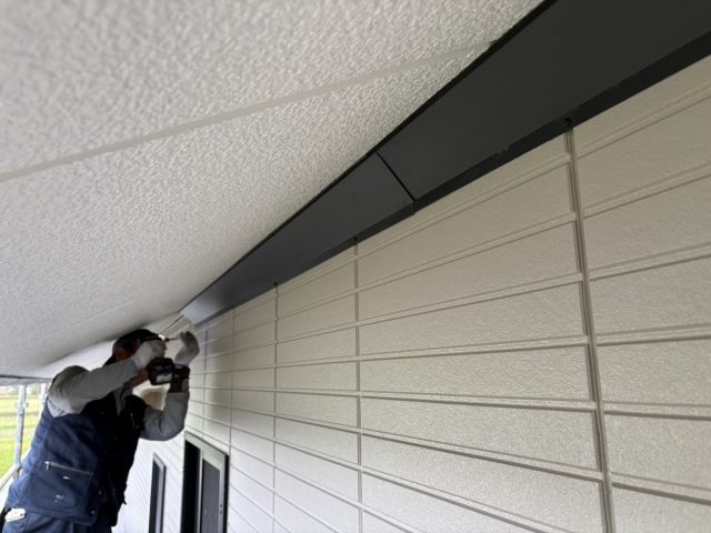 伊那市H様邸_コウモリ・鳥避けの板金工事をする職人