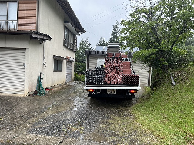 下伊那郡部：住宅離れの足場資材の搬入状況