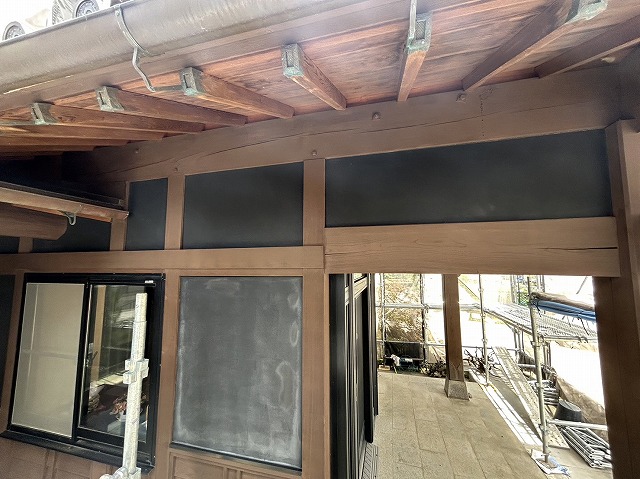 飯田市で住宅の木部塗装、木材保護塗料「木守り専科」を2回塗り重ね強靭な塗膜を形成
