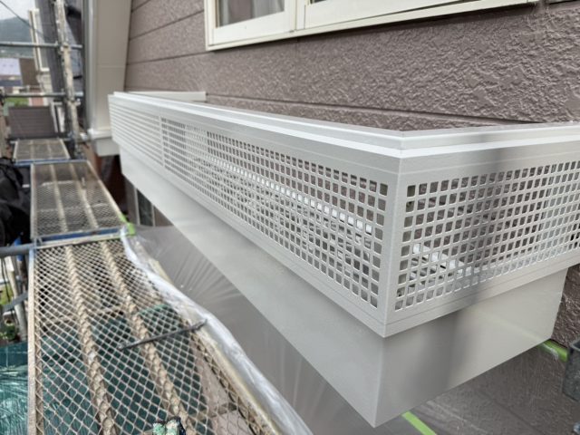飯田市の外壁屋根塗装工事にて、今回は付帯部や足場で塗装できなかった屋根を仕上げます