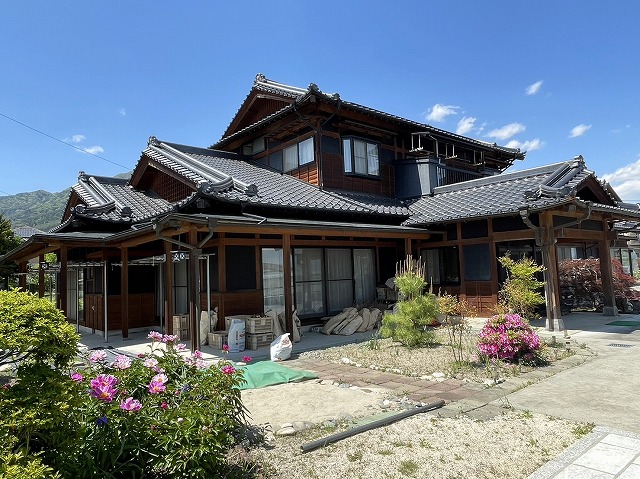 飯田市：美しい趣を残す日本家屋の全景