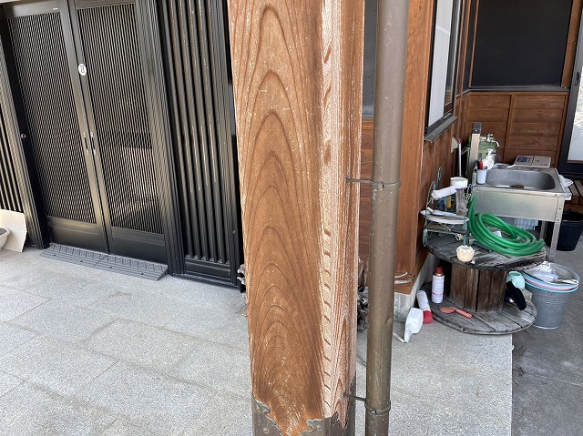 飯田市：玄関柱の塗装が色あせしている状況