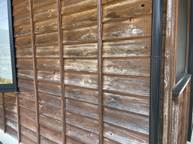 飯田市：板張り外壁の塗装が劣化して色あせしている状況