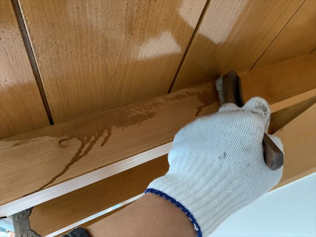 軒天塗装施工中