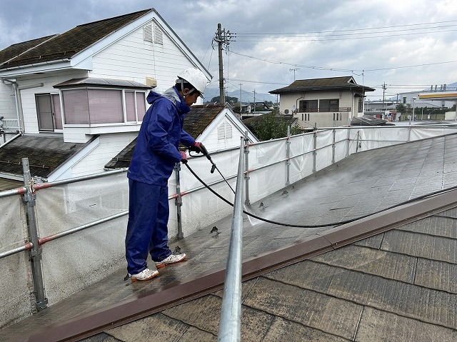 上伊那郡箕輪町：劣化して傷んだスレート屋根への高圧洗浄作業