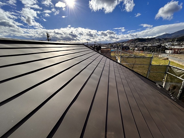 下伊那郡高森町：ガルバリウム鋼板屋根を使ったカバー工法メンテナンスが完成