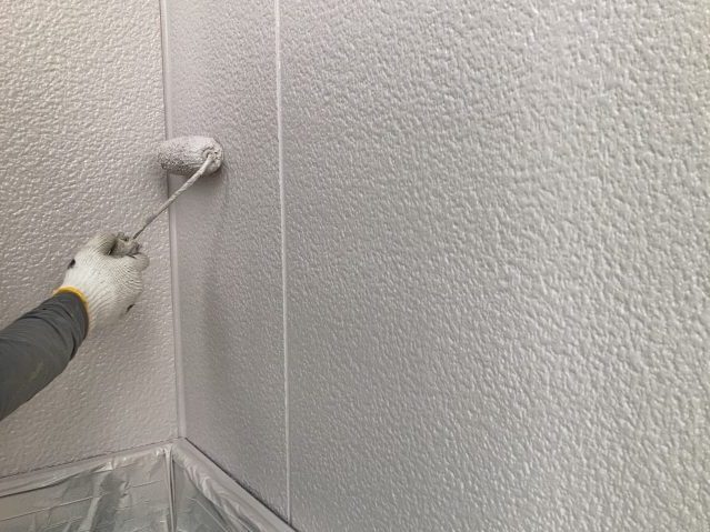 阿南町G邸_外壁中塗りはローラーで