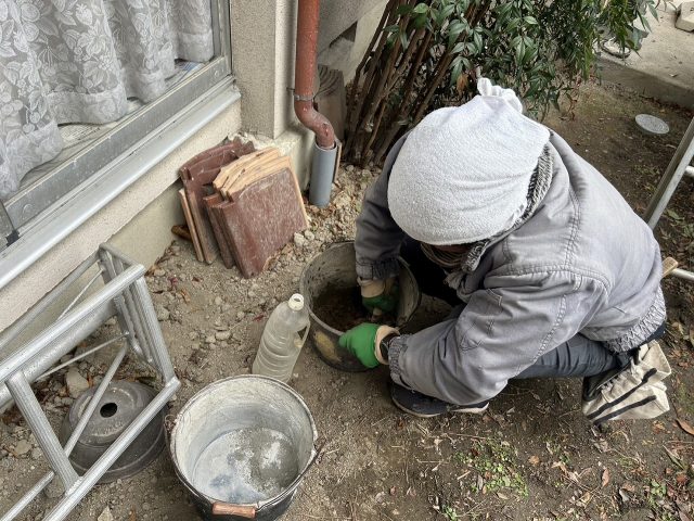 のし瓦補修材の練り状況