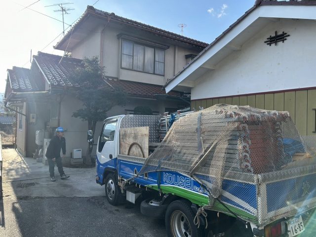 敷地に横付けした足場搬入車両