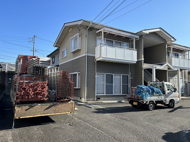 飯田市：アパートの外部メンテナンスのための足場搬入状況