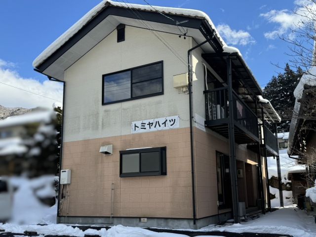 木曽郡大桑村にてアパートの外壁塗装に際し、まず点検した様子をご紹介します