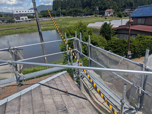 屋根際の手すり付き足場