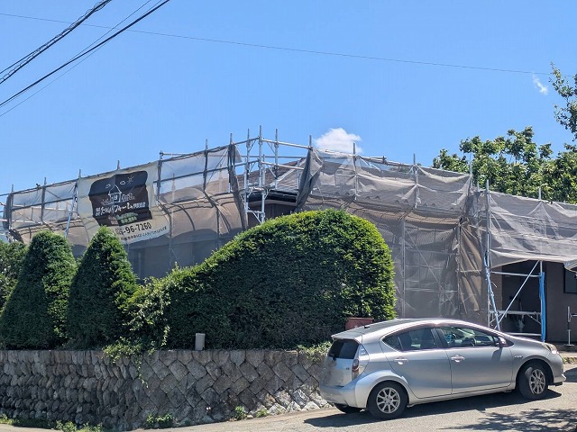 全体を覆う足場と養生