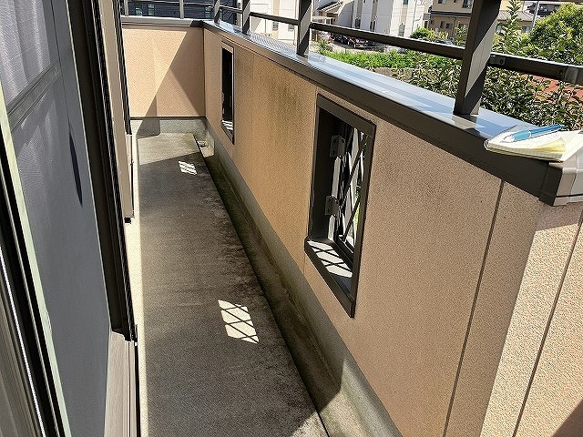 本巣市でベランダ外壁の黒ずみや苔汚れ、防水面の劣化を確認した戸建て調査