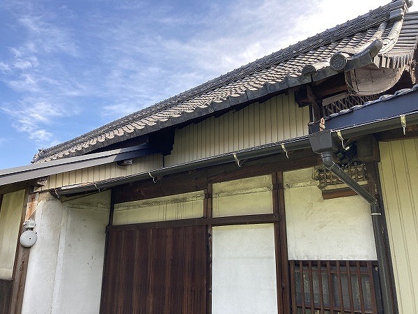 高山市で大屋根を調査、瓦の並びの乱れと表面の摩耗が見られた寺院屋根の点検結果