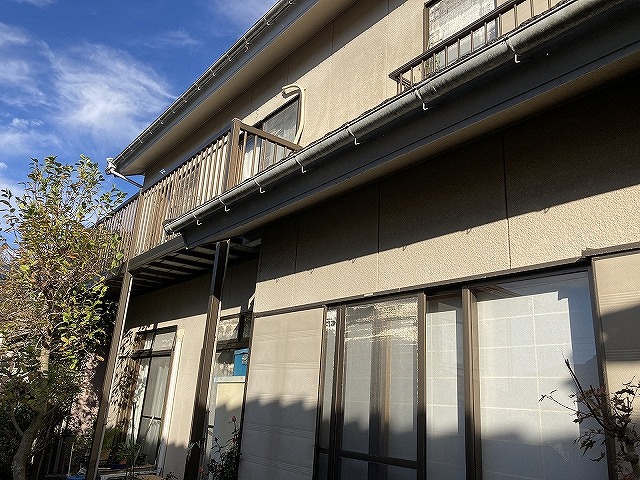 大垣市で下屋根のセメント瓦に退色と苔付着を確認、軽装メンテナンスでは注意が必要な現地調査