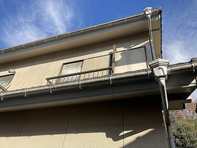 大垣市で強風により外れたセメント瓦を調査、屋根全体の色あせや棟瓦の破損も確認した戸建て住宅
