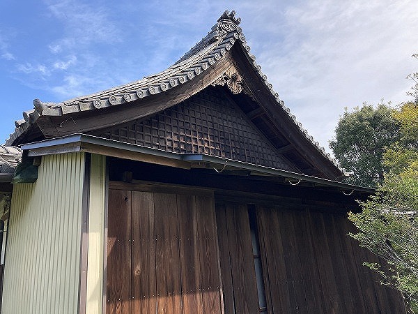 高山市の寺院で豪雨による雨漏りの現場調査、室内天井の広範囲な染みと瓦屋根のズレを確認
