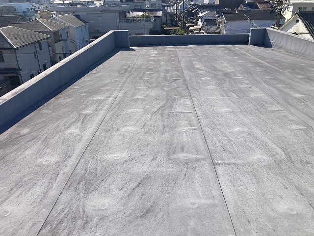 岐阜市で三階建ての雨漏り調査、陸屋根の劣化と寸法を確認