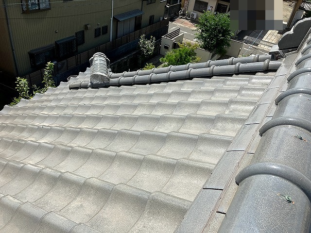 下屋の瓦屋根の状態